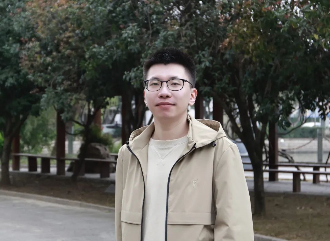 薛超偉 2014年畢業(yè)于復(fù)旦大學(xué)MFA創(chuàng)意寫作班。作品散見于多種文學(xué)刊物，已出版小說集《隱語》。薛超偉稱，“文學(xué)是孤獨(dú)者的創(chuàng)造”這句話特別令他動(dòng)容，他秉持著“我可以孤獨(dú)一輩子”的想法進(jìn)行寫作。采訪中他談到閱讀經(jīng)典書籍對他的創(chuàng)作影響很大，“將傳統(tǒng)文化與當(dāng)下銜接，會(huì)呈現(xiàn)出獨(dú)特的意境”。