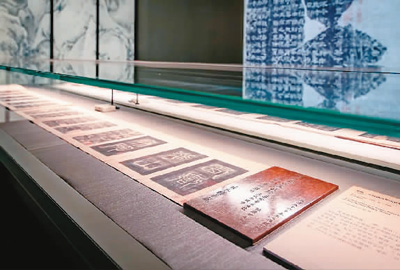 宋拓東漢《西岳華山廟碑》“華陰本”，故宮博物院藏。