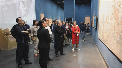 作家們參觀北庭故城遺址，了解中華優(yōu)秀傳統(tǒng)文化傳承發(fā)展情況