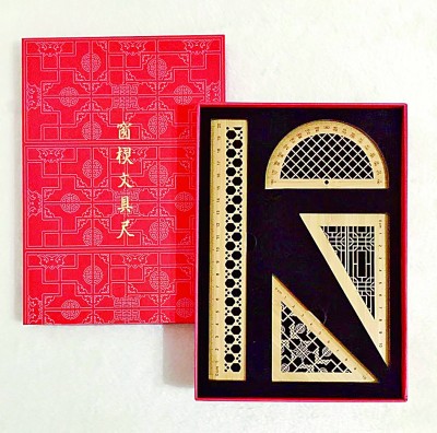以中國(guó)傳統(tǒng)建筑中的窗欞紋樣為靈感設(shè)計(jì)的文具尺。資料圖片