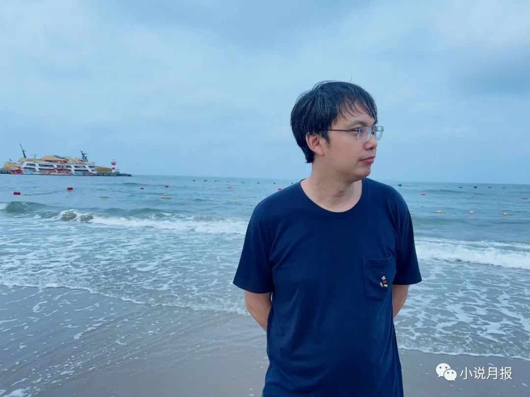 黃平，畢業(yè)于中國人民大學(xué)文學(xué)院,現(xiàn)為華東師范大學(xué)中國創(chuàng)意寫作研究院副院長、教授，中國大學(xué)創(chuàng)意寫作聯(lián)盟秘書長。從事當(dāng)代文學(xué)評(píng)論與創(chuàng)作，在《中國作家》《上海文學(xué)》《大家》《作家》等刊物發(fā)表短篇小說若干，有作品被《小說月報(bào)》《長江文藝·好小說》選載，出版有《出東北記》等著作，曾獲唐弢文學(xué)獎(jiǎng)等獎(jiǎng)項(xiàng)。