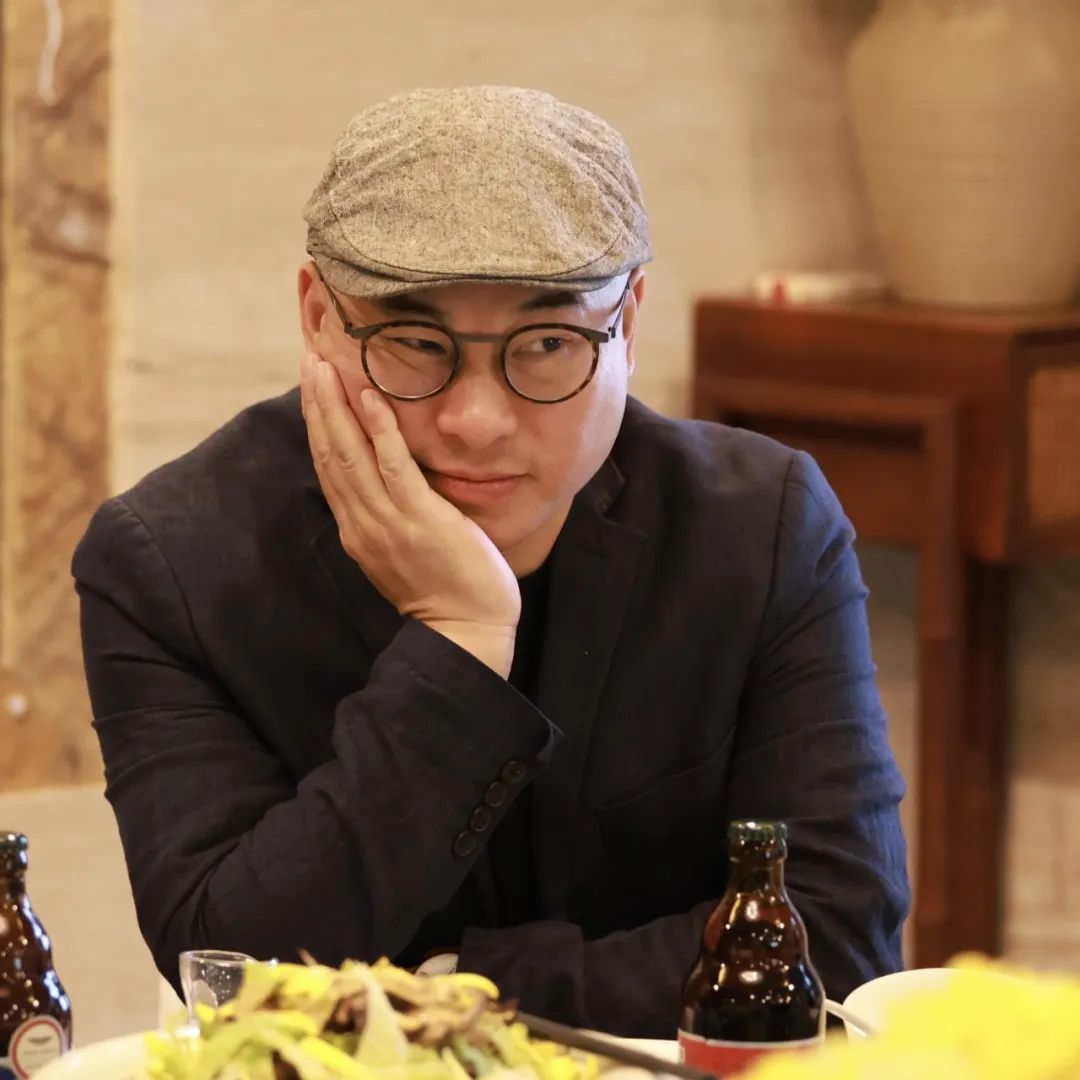 本期嘉賓：  鐘二毛，瑤族，湖南人，現(xiàn)居深圳。中國作協(xié)會員。在《當(dāng)代》《民族文學(xué)》《中國作家》等文學(xué)期刊發(fā)表大量作品，并多次被《小說月報》《小說選刊》《中篇小說選刊》轉(zhuǎn)載。出版有長篇小說《小中產(chǎn)》《小浮世》，中短篇小說集《回鄉(xiāng)之旅》《舊天堂》等10余部。曾獲《小說月報》百花文學(xué)獎、《民族文學(xué)》年度獎、《青年文學(xué)》城市文學(xué)排行榜獎等。編劇、導(dǎo)演電影作品《死鬼的微笑》獲第60屆美國羅切斯特國際電影節(jié)電影獎。