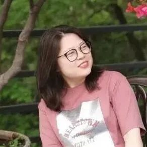 本期主持人：  徐海玉，朝鮮族，黑龍江人。北京語言大學(xué)對外漢語碩士，中央民族大學(xué)朝鮮語言文學(xué)專業(yè)博士（在讀）。曾任對外漢語教師，現(xiàn)任《民族文學(xué)》（朝鮮文版、漢文版）副編審，譯作有《人生那么長，停一下又何妨》（中信出版社）等。