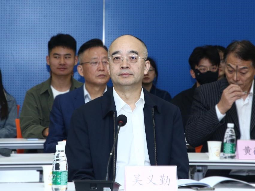 中國作協(xié)黨組成員、副主席吳義勤出席論壇并致辭