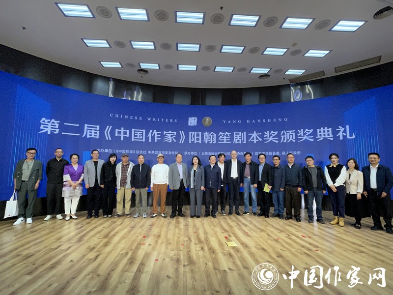 獲獎(jiǎng)作家與嘉賓合影