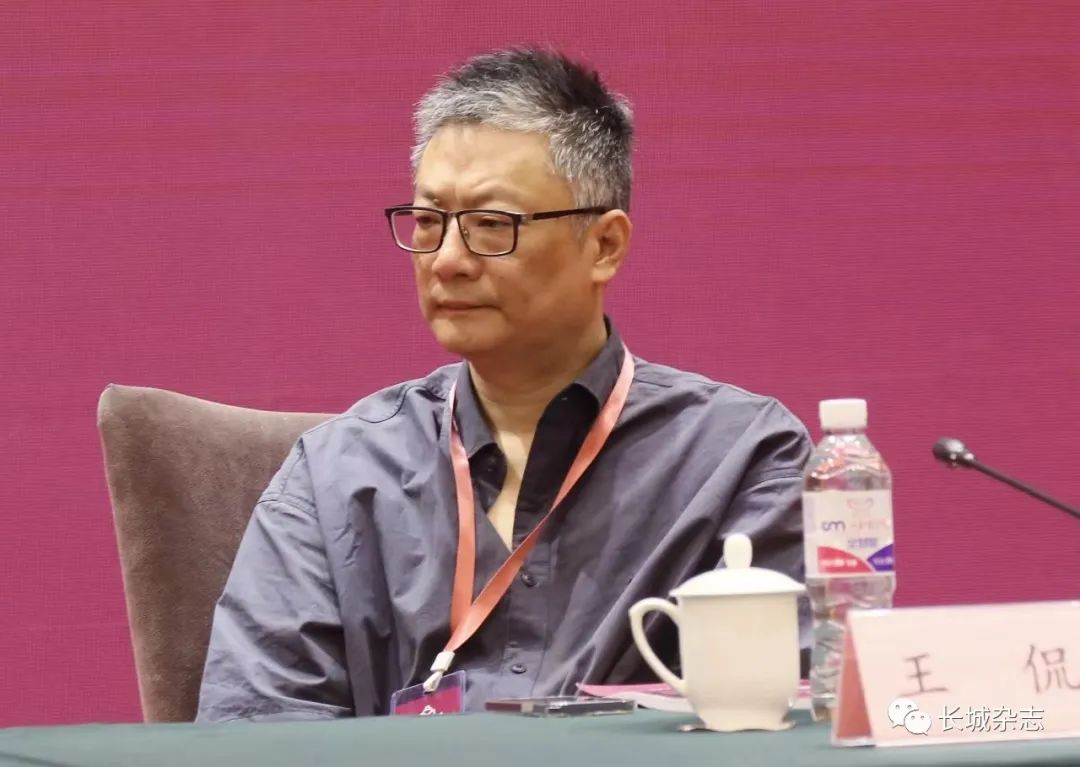 王侃，浙江東陽人，文學(xué)博士，杭州師范大學(xué)人文學(xué)院教授。主要研究領(lǐng)域?yàn)橹袊?guó)現(xiàn)當(dāng)代文學(xué)史、中國(guó)當(dāng)代文學(xué)批評(píng)、中國(guó)電影等。在各類學(xué)術(shù)期刊發(fā)表學(xué)術(shù)論文百余篇，出版有《詩與思的維度》《敘事門與修辭術(shù)》《時(shí)見疏星渡河漢》等著作十余部。曾獲第三屆唐弢青年文學(xué)研究獎(jiǎng)、第五屆中國(guó)當(dāng)代文學(xué)優(yōu)秀批評(píng)家獎(jiǎng)。