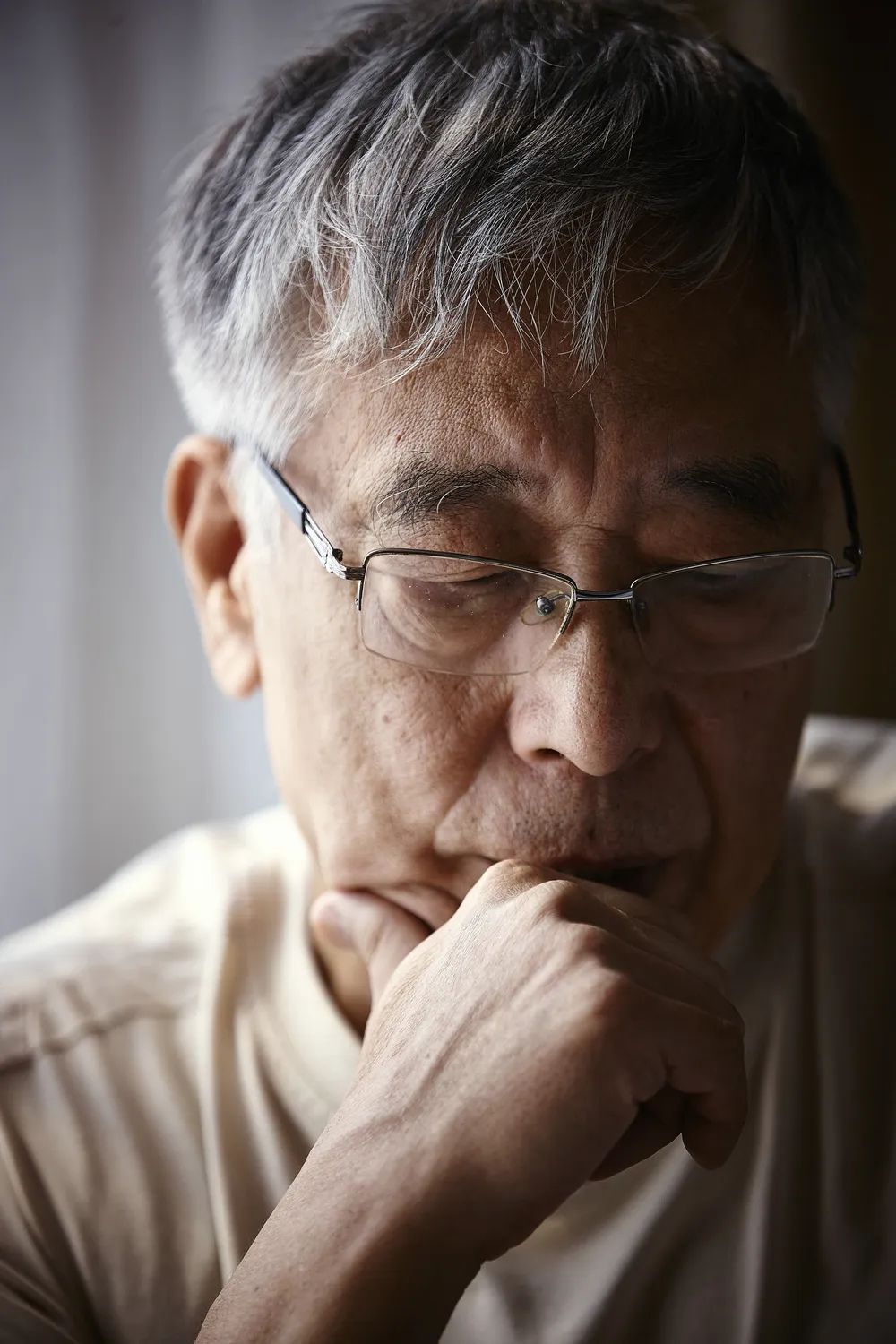 王晉康，1948年出生于河南南陽；著名科幻作家、高級工程師；1993年發(fā)表處女作《亞當回歸》，即獲當年度中國科幻銀河獎，此后15次榮獲該獎項；迄今已發(fā)表短篇小說近百篇，出版長篇小說20余部，代表作有長篇小說《類人》《蟻生》《十字》《與吾同在》，短篇小說集《替天行道》《最后的愛情》《生命之歌》《七重外殼》《西奈噩夢》《豹》等；曾獲銀河獎、全球華語星云獎終身成就獎、騰訊文學獎年度小說家、京東文學獎年度科幻圖書獎、陽翰笙文學獎、吳承恩文學獎等；作品被譯成英、意、日、德等多種語言。