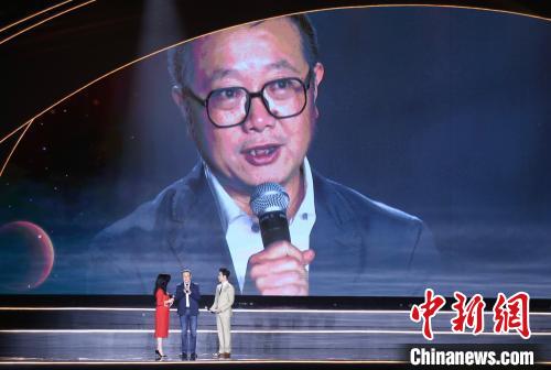 10月18日晚，第81屆世界科幻大會在四川成都開幕，這是世界科幻大會在其80余年發(fā)展史中首次在中國舉行。圖為科幻作家劉慈欣與幻迷互動。 記者 王磊 攝