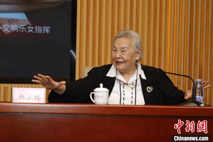 10月18日，鄭小瑛走進(jìn)華僑大學(xué)泉州校區(qū)，為學(xué)子們帶來(lái)專題講座——“洋戲中唱”藝術(shù)分享會(huì)。劉沛 　攝