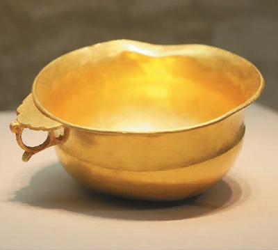 青海都蘭熱水墓群2018血渭一號墓出土的唐代鋬指金杯。 　　杜建坡攝