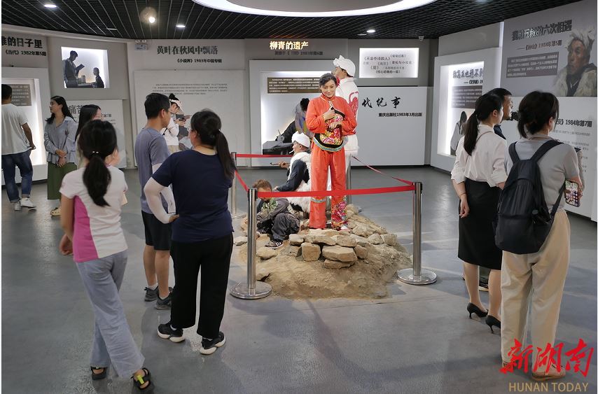 清澗縣石嘴驛鎮(zhèn)王家堡村路遙紀(jì)念館內(nèi)，游客在參觀。