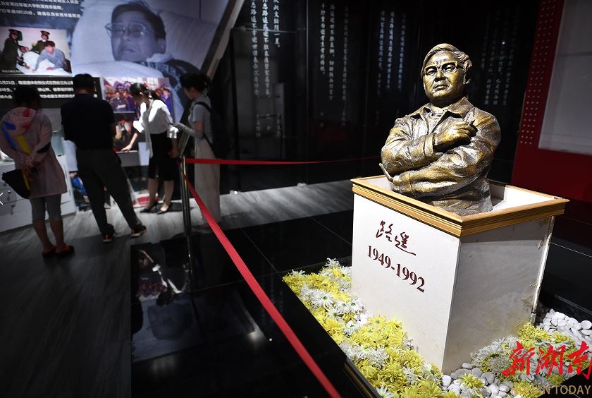 清澗縣石嘴驛鎮(zhèn)路遙紀(jì)念館路遙雕像。