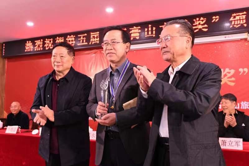 艾克拜爾米吉提和張建新為首獎(jiǎng)獲得者李春雷頒獎(jiǎng)