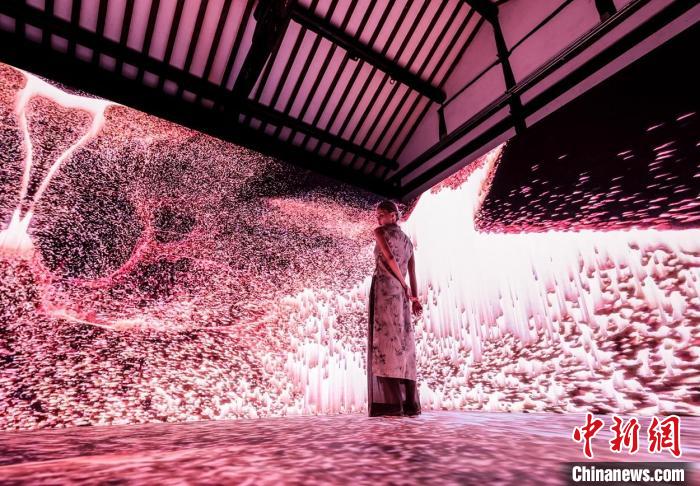 創(chuàng)作者以前沿科技表達(dá)，發(fā)掘古代藝術(shù)精髓的思維深度與精神內(nèi)涵。(瑞安新天地供圖)