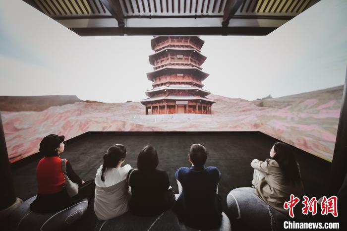 觀眾以全新角度的沉浸登臨體驗(yàn)，感受古塔所承載的唐遼之風(fēng)和中古文化美感。(瑞安新天地供圖)
