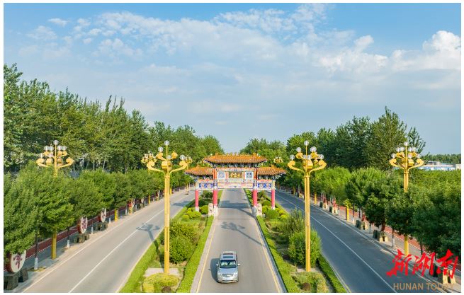 賈家莊村騰飛門。