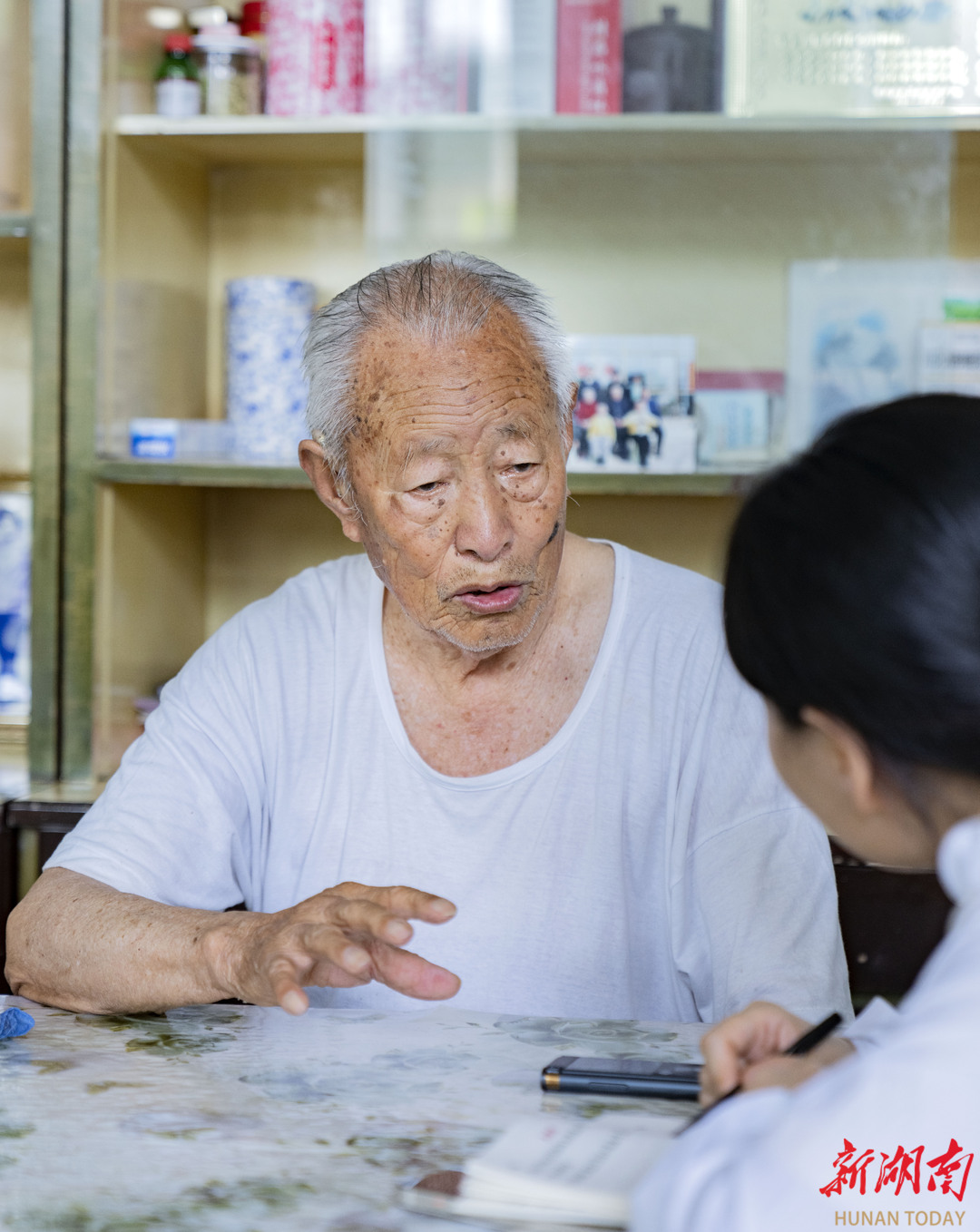 7月27日，電影《我們村里的年輕人》高占武原型人物——武士雄老人接受湖南日報記者采訪。