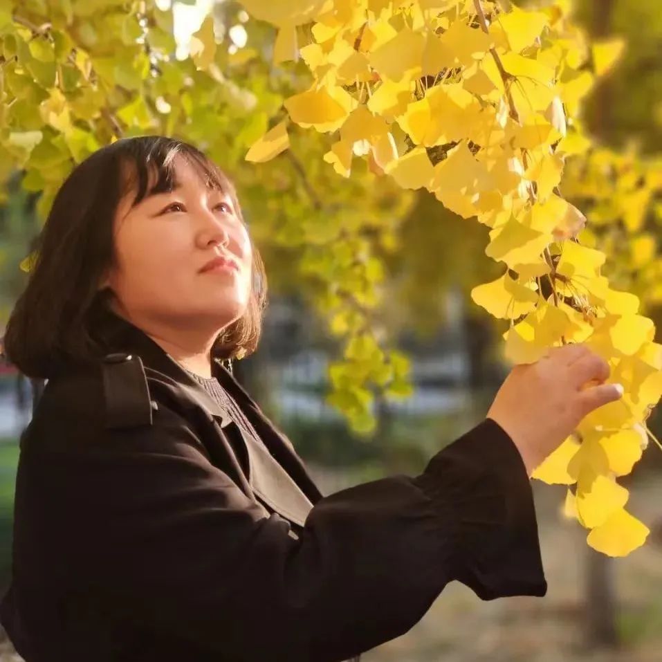 劉云芳， 中國作家協(xié)會會員，河北文學院簽約作家。作品主要發(fā)表于《北京文學》《天涯》《青年文學》《散文》《散文選刊》等報刊。曾兩次獲得香港青年文學獎，并獲得孫犁散文獎雙年獎、孫犁文學獎、河北文藝貢獻獎。已出版散文集《木頭的信仰》《給樹把脈的人》《陪你變成魚》，童話《奔跑的樹枝馬》《老樹洞婆婆的故事》。