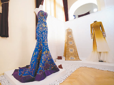 　“絲路綺粲——中國(guó)絲綢藝術(shù)展”現(xiàn)場(chǎng)。 　　中國(guó)絲綢博物館供圖