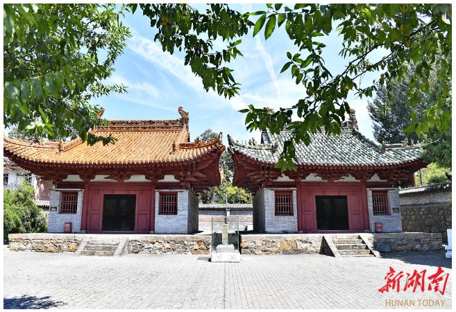 左為二郎廟，右為關(guān)帝廟。