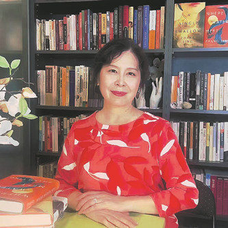 張翎，浙江溫州人，海外華文作家、編劇。代表作有《勞燕》《余震》《金山》等。