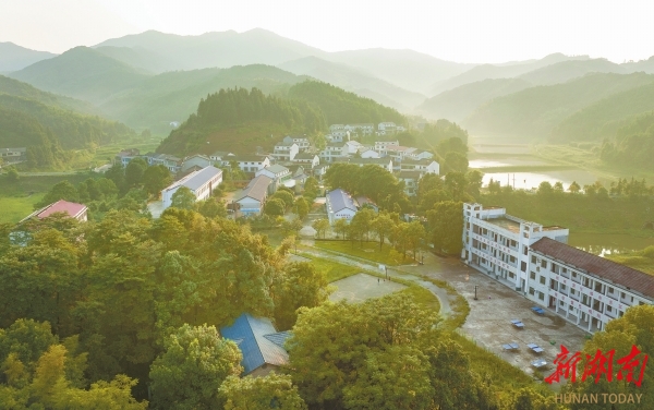 山清水秀的汨羅市三江鎮(zhèn)八景村。本版照片除資料照片外均為湖南日報全媒體記者 李健 攝