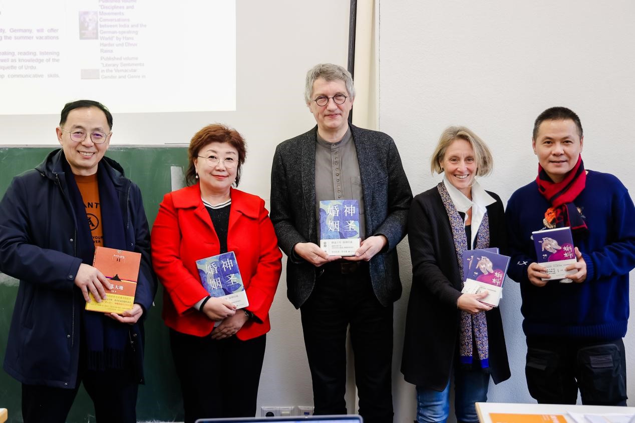 作家向海德堡大學贈書