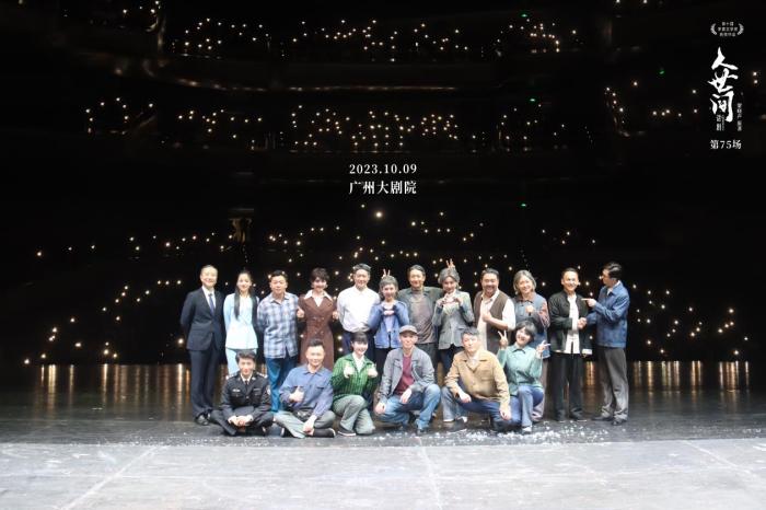 圖為話劇舞臺(tái)照