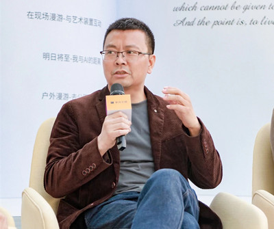 李宏偉，四川江油人，現(xiàn)居北京。著有詩集《你是我所有的女性稱謂》，長篇小說《國王與抒情詩》《灰衣簡史》《引路人》，小說集《假時間聚會》《暗經(jīng)驗(yàn)》《雨果的迷宮》等。曾獲郁達(dá)夫小說獎、吳承恩長篇小說獎、十月文學(xué)獎等獎項(xiàng)，作品入選收獲文學(xué)榜、揚(yáng)子江評論文學(xué)榜等榜單。