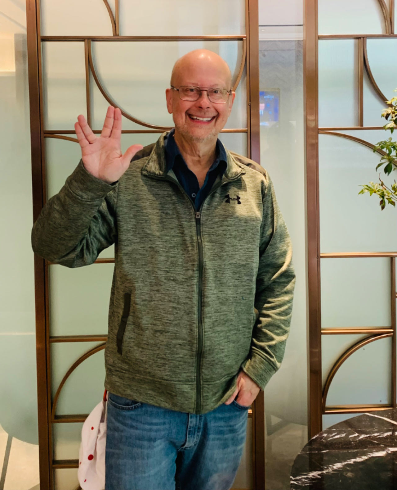 采訪后，羅伯特·索耶?dāng)[出了《星際迷航》中瓦肯人的見面禮手勢。程千千 攝