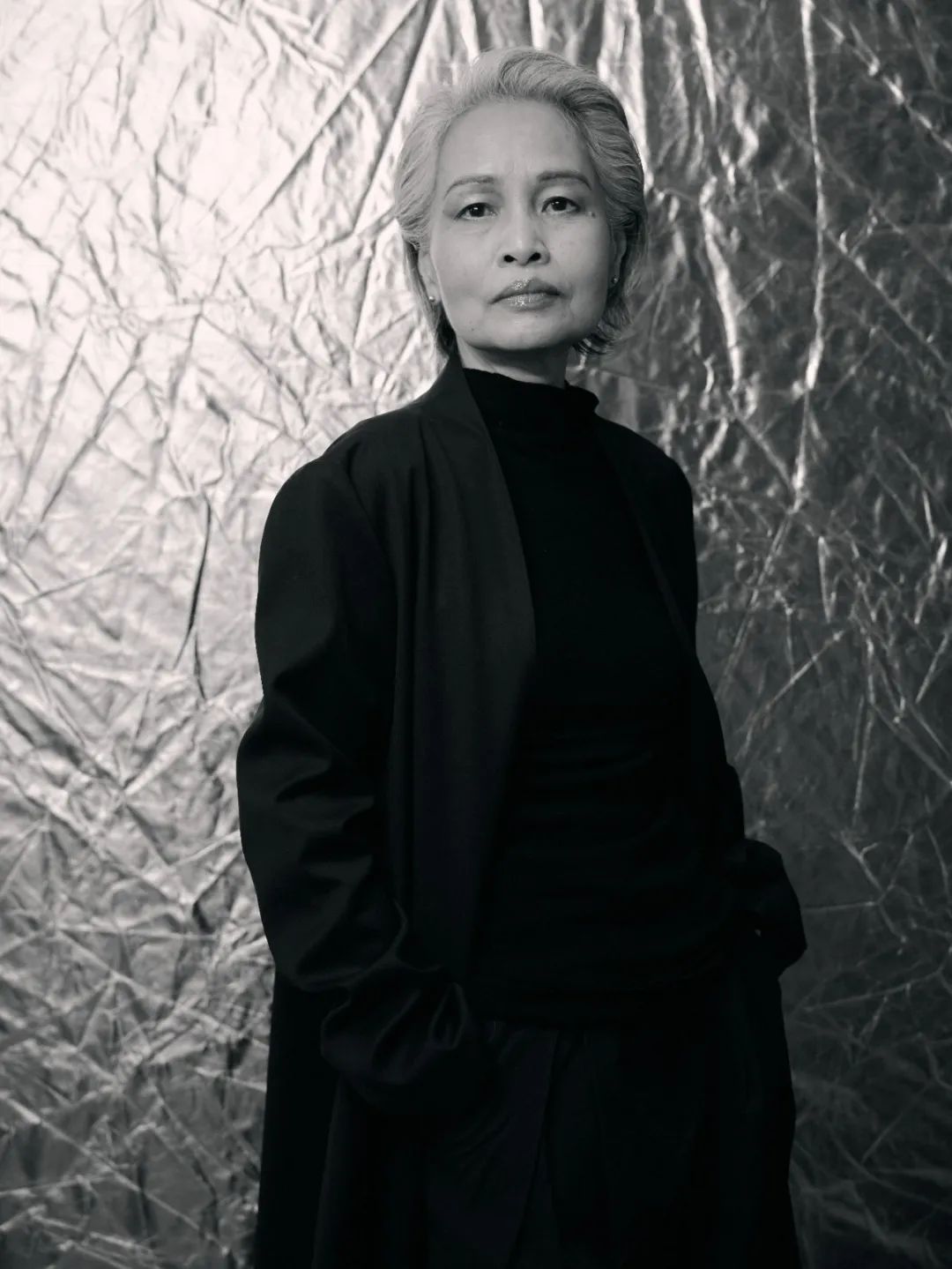 林白，生于廣西北流，現(xiàn)居北京，著有《北流》《北去來(lái)辭》《一個(gè)人的戰(zhàn)爭(zhēng)》《說(shuō)吧房間》《婦女閑聊錄》《萬(wàn)物花開(kāi)》等多部長(zhǎng)篇小說(shuō)，獲華語(yǔ)文學(xué)傳媒大獎(jiǎng)年度小說(shuō)家獎(jiǎng)、老舍文學(xué)獎(jiǎng)長(zhǎng)篇小說(shuō)獎(jiǎng)、人民文學(xué)長(zhǎng)篇小說(shuō)雙年獎(jiǎng)、十月文學(xué)獎(jiǎng)、首屆及第三屆中國(guó)女性文學(xué)獎(jiǎng)，譯入日、韓、意、法、英、西班牙等長(zhǎng)篇和中篇小說(shuō)單行本出版。