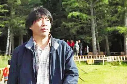 宗仁發(fā)，吉林遼源人。著有詩集《追蹤夸父》《大地上的紋理》，散文集《思想與拉鏈》、評論集《尋找“希望的言語”》等，現(xiàn)為《作家》雜志主編、編審，中國作協(xié)散文委員會委員，中國詩歌學(xué)會常務(wù)理事，吉林省文藝評論家協(xié)會主席，國務(wù)院特殊津貼專家。編發(fā)短篇小說獲第一、二、四屆魯迅文學(xué)獎，編發(fā)格非的長篇小說《江南三部曲》獲第九屆茅盾文學(xué)獎。主編《作家》雜志獲第三屆中國出版政府獎期刊獎，個人獲第三屆中國出版政府獎優(yōu)秀人物獎。