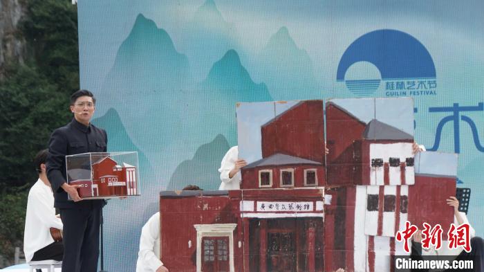 11月5日，2023桂林藝術(shù)節(jié)閉幕式上演原創(chuàng)戲曲片段《在有山有水的地方，建一個(gè)劇場(chǎng)》。圖為演員扮演的歐陽(yáng)予倩在講述建立劇場(chǎng)的故事。唐蔚晴 攝