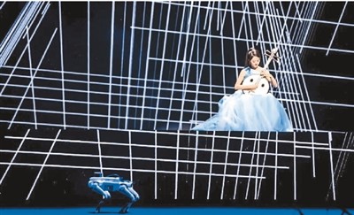 　“未來音樂會”上，作品《方圓》由演奏家演奏中阮，結(jié)合機器狗運動，融合AI和計算機音樂等技術(shù)。 　　本報記者 林子涵攝