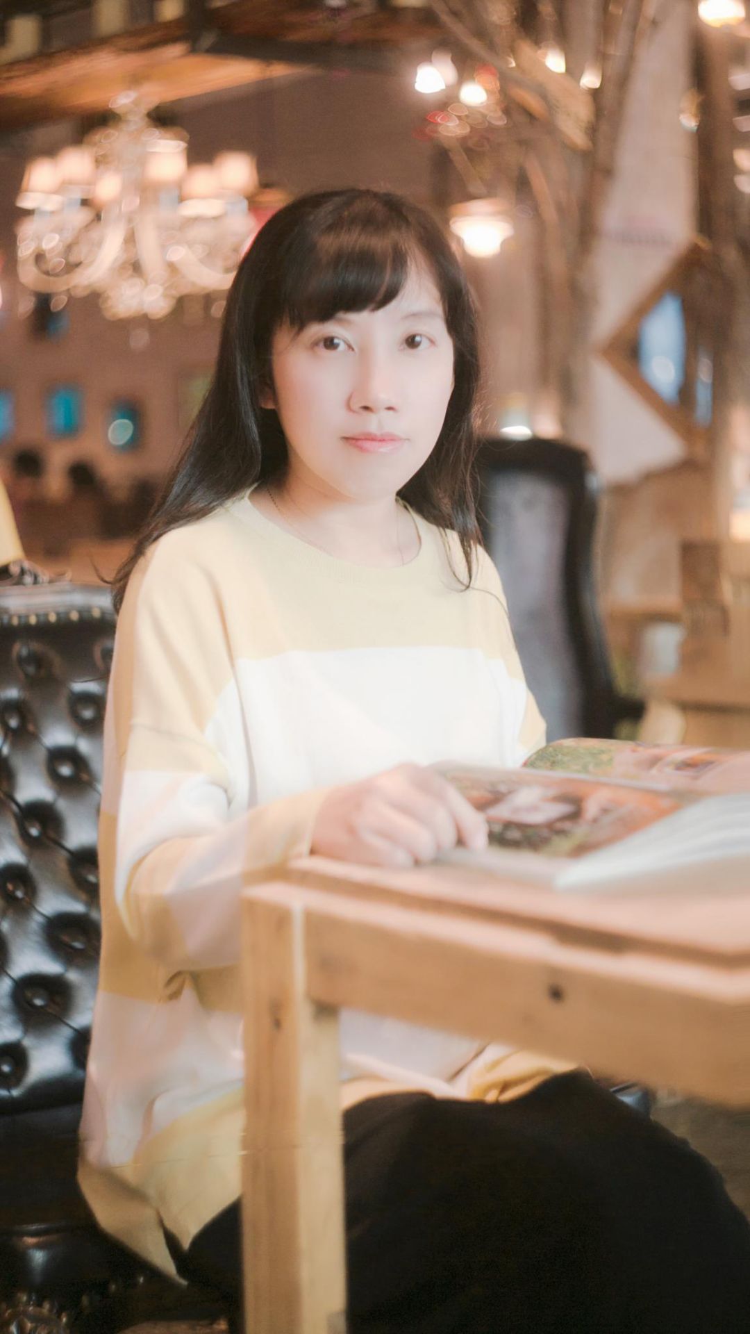 藤萍 廈門人，網(wǎng)絡文學作家。2000年考入中山大學法律系，同年以《鎖檀經(jīng)》獲第一屆花雨“花與夢”全國浪漫小說征文大賽第一名，此后相繼出版多部作品。2018年《未亡日》獲“北京大學2017網(wǎng)絡文學年榜”女頻榜榜首。