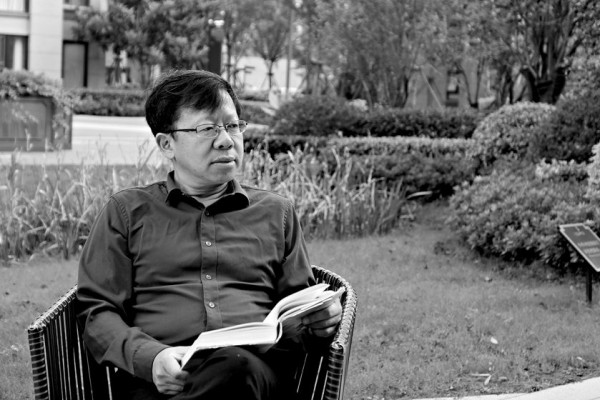 龐余亮，1967年生，現(xiàn)居江蘇靖江。著有長篇小說《薄荷》《丑孩》《有的人》《小不點(diǎn)的大象課》《神童左右左》(系列小說)《看我七十三變》《我們都愛丁大圣》，散文集《半個(gè)父親在疼》《小先生》《小蟲子》《頑童馴師記》《紙上的憂傷》，小說集《為小弟請安》《擒賊記》《鼎紅的小愛情》《你們遇上了好辰光》《出嫁時(shí)你哭不哭》，詩集《比目魚》《報(bào)母親大人書》《五種疲倦》，童話集《銀鐲子的秘密》《躲過九十九次暗殺的螞蟻小朵》等。曾獲得第八屆魯迅文學(xué)獎、第七屆柔剛詩歌年獎、第五屆漢語詩歌雙年十佳、第十三屆萬松浦文學(xué)獎、江蘇省紫金山文學(xué)獎、第二屆孫犁散文獎雙年獎、第二屆揚(yáng)子江詩學(xué)獎、第九屆冰心散文獎等。