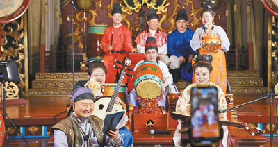 　圖為東倉(cāng)鼓樂(lè)社的樂(lè)師們正在進(jìn)行直播。 　　本報(bào)記者 原韜雄攝