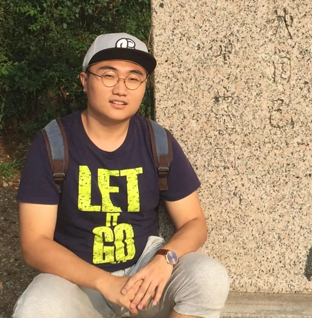 史玥琦，一九九六年生于長(zhǎng)春，武漢大學(xué)文學(xué)學(xué)士，復(fù)旦大學(xué)創(chuàng)意寫作碩士，現(xiàn)為北京師范大學(xué)文學(xué)創(chuàng)作專業(yè)博士研究生。小說、詩歌見《收獲》《作品》《青年文學(xué)》《詩刊》《星星》《北京文學(xué)》等，獲第二屆京師-牛津“青年文學(xué)之星”金獎(jiǎng)、第四十七屆香港“青年文學(xué)獎(jiǎng)”等獎(jiǎng)項(xiàng)。南京市青春文學(xué)人才計(jì)劃簽約作家，創(chuàng)辦有貓頭鷹小說社、野草莓觀影會(huì)。