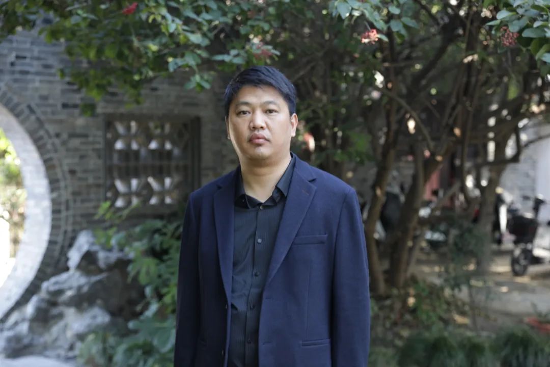 周榮池   江蘇高郵人，揚(yáng)州市青年作家，現(xiàn)為揚(yáng)州市作家協(xié)會第五屆理事會主席。著有長篇小說《絕境》《李光榮當(dāng)村官》《單厙》，散文集《隱秘的風(fēng)景》《草木故園》《村莊對我守口如瓶》等，獲第四屆汪曾祺文學(xué)獎、第二十屆百花文學(xué)獎散文獎。