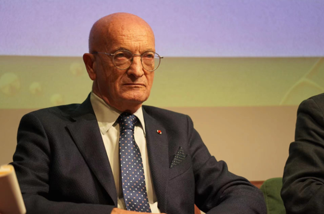 喬瓦尼·多托利，法意雙語詩人，芝加哥大學、巴黎高等師范學院、卡利亞里大學及阿圖瓦大學（阿拉斯校區(qū)）客座教授；意大利國際作協(xié)成員，法國國際作協(xié)管理委員會成員，創(chuàng)辦并主編多種叢書和雜志。出版三卷本法語詩集《我，生活》和兩卷本意大利語詩集《巔峰玫瑰》，作品被譯成多種語言，曾獲“莫利納洛獎”“歐洲桑戈爾獎”“丹特獎”等，獲法國學術界棕櫚葉司令勛章、法國榮譽軍團軍官勛章、法蘭西文學院大獎等榮譽。