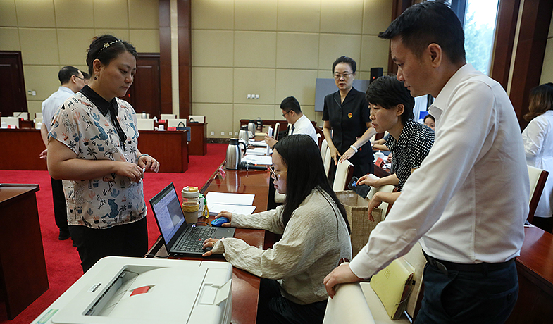 8月11日，聯(lián)絡(luò)員在監(jiān)察組、公證員監(jiān)督下統(tǒng)計(jì)選票