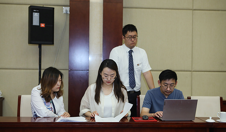 8月11日，聯(lián)絡(luò)員在監(jiān)察組、公證員監(jiān)督下統(tǒng)計(jì)選票