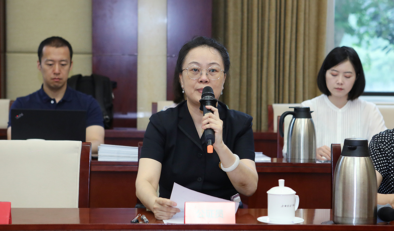 8月11日，公證處公證員宣讀公證書