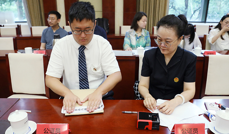 8月11日，公證處公證員封存選票