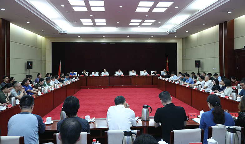 7月25日，第十一屆茅盾文學(xué)獎(jiǎng)評(píng)獎(jiǎng)委員會(huì)第一次全體會(huì)