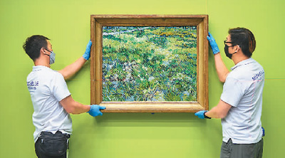 　香港故宮文化博物館與英國國家美術(shù)館團(tuán)隊共同檢查及安裝梵高名畫《蝴蝶與長草地》。 　　香港故宮文化博物館供圖