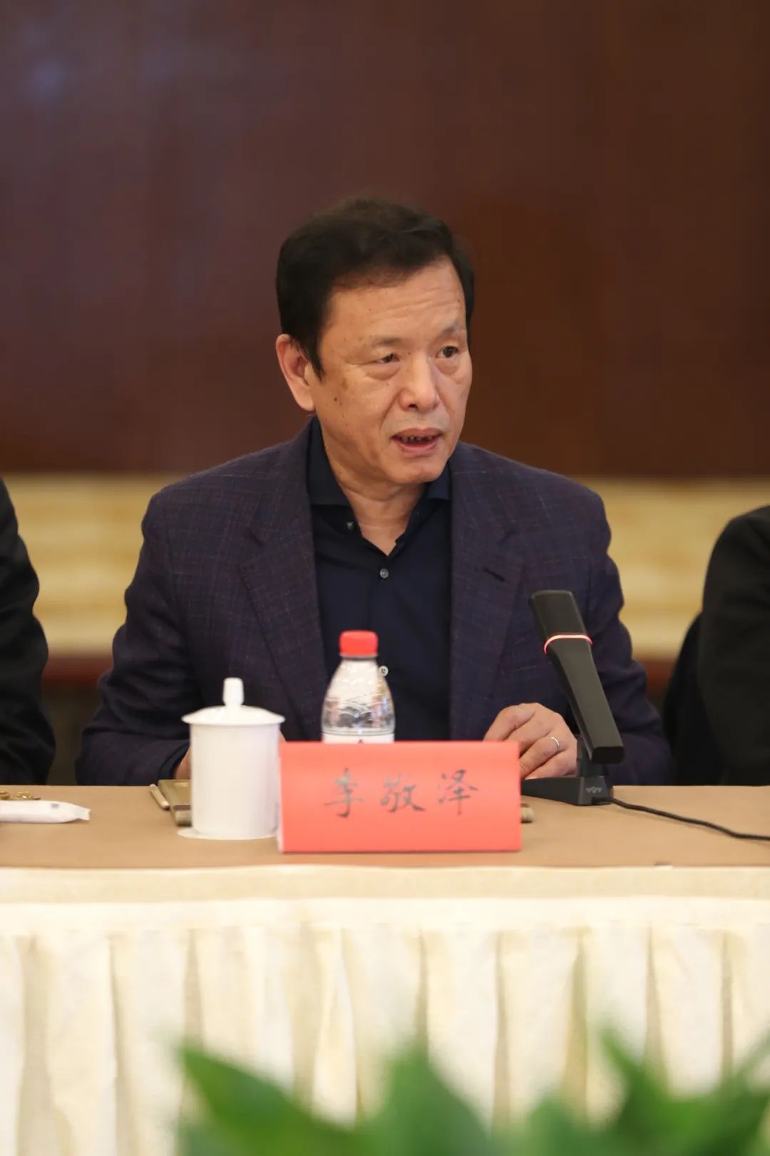 中國作協(xié)黨組成員、副主席、書記處書記李敬澤主持會議