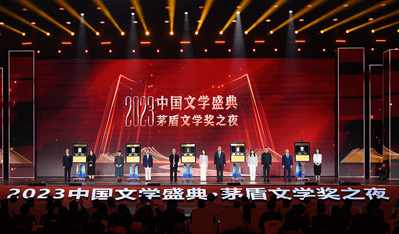 編輯與5位獲獎(jiǎng)作家共同上臺(tái)，在鐫刻有獲獎(jiǎng)書名、獲獎(jiǎng)作者、編輯姓名的書型裝置上留下金色手印