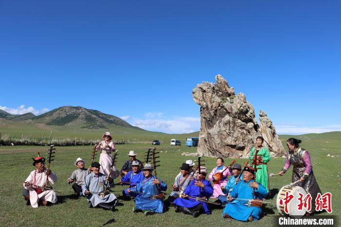 (資料圖)圖為人們正在戶外演奏《格斯?fàn)枴贰:估銛z
