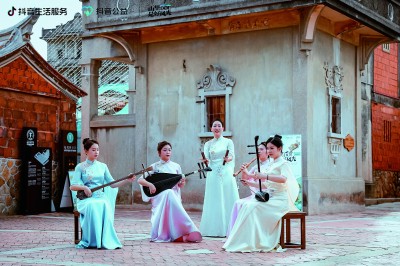 福建省晉江市南音藝術(shù)團(tuán)把南音藝術(shù)帶到群眾中間。受訪者供圖